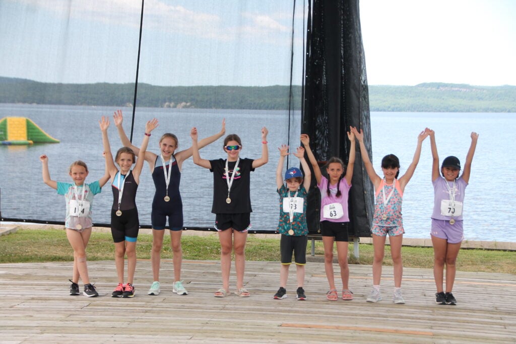 Des enfants sur le podium lors du Festival des saines habitudes de vie.